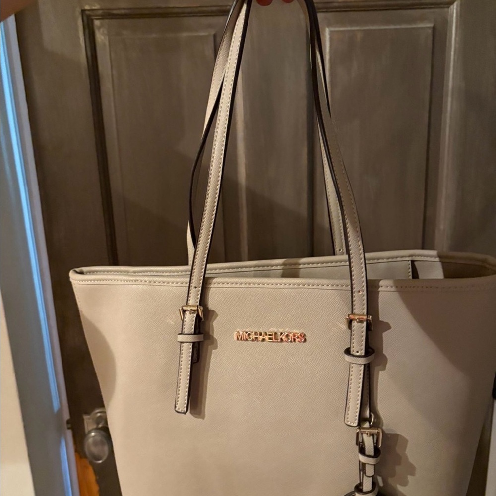 Elegant Michael Kors Cream Tote Bag